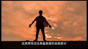 月光下的人(独自坐在月光下的海边，什么样的人最孤独)