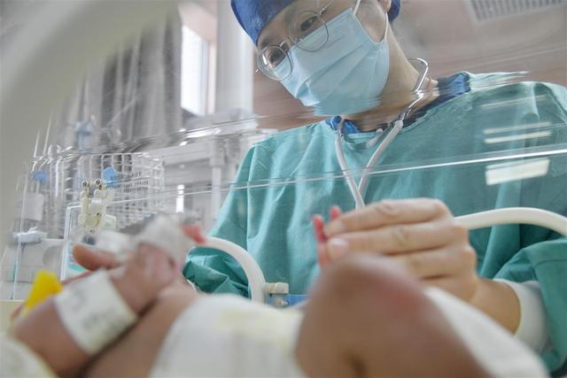 这群医护当起“临时爸妈”,带着“巴掌宝宝”90天闯关创下生命奇迹