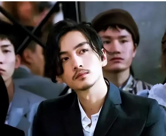 娱乐圈5个扎男”，别人留胡子邋遢，他们满脸胡碴反而更有味道