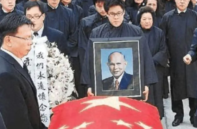 2006年霍英东去世:葬礼上国旗加身,李嘉诚到场,何鸿燊亲自扶灵