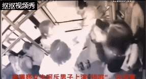 被侵犯的白衣(干得漂亮猥琐男公交车干下流事，当场被14岁小姑娘一招锁喉)