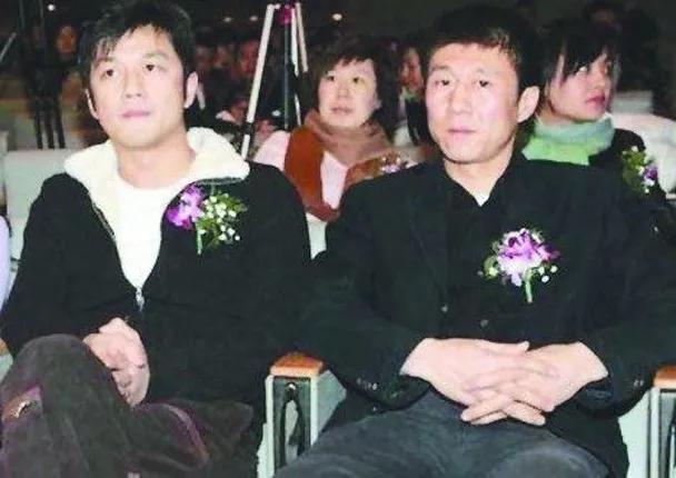 李亚鹏出事了！在街头大秀恩爱的女友，知道他欠债4000万吗？