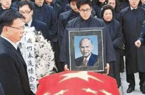 霍英东(2006年霍英东去世：葬礼上国旗加身，李嘉诚到场，何鸿燊亲自扶灵)