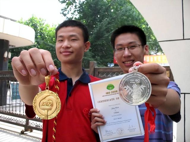 数学天才韦神1人战败6名博士，到底是真是假？官方回答惹众议