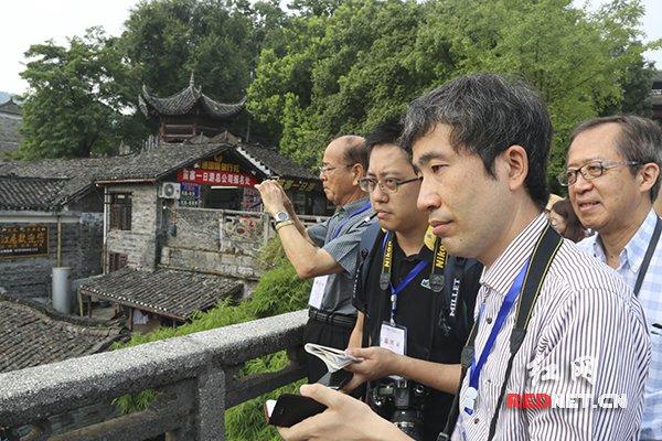 日本新闻文化代表团游凤凰古城，盛赞独特魅力