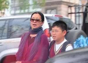 倪萍儿子(倪萍儿子虎子病痛时被父亲抛弃留阴影母亲再婚继父治愈他一生)