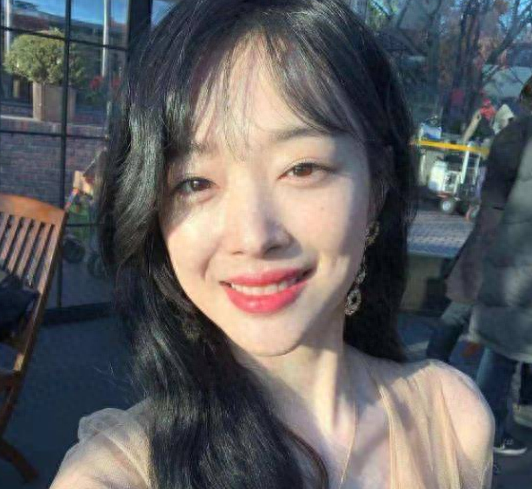 “蜜桃少女”崔雪莉：因“尺度片”和恋情遭群嘲，仅25岁走上绝路