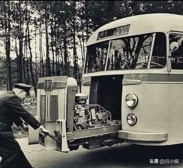 罕见照片：日本女人竟如此开放大胆，女学生脱光衣服全身赤裸上课