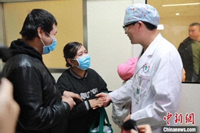 跨越千里的生命救援 早产先心病患儿小扎提在成都出院