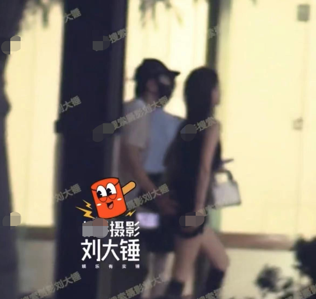 黄晓明被曝摸新女友屁股，浪漫约会同居，女方曾和baby合照长很像