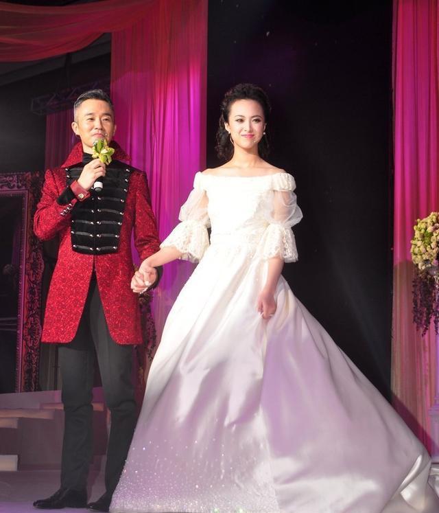 48岁程雷因患疾病，满头白发，和小18岁娇妻合照像“父女”