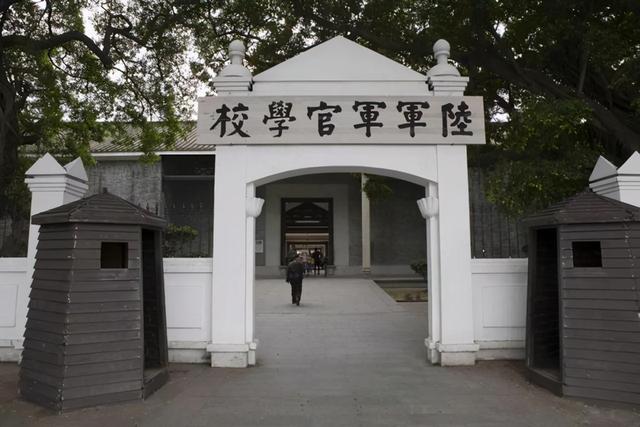 蒋介石唯一抱过的曾孙，长相神似曾爷爷，参观黄埔军校感慨万分