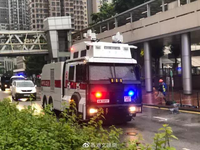 港警鸣枪示警！出动水炮车！直击香港荃湾暴乱