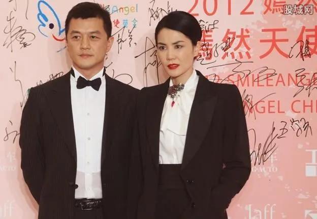 李亚鹏出事了！在街头大秀恩爱的女友，知道他欠债4000万吗？