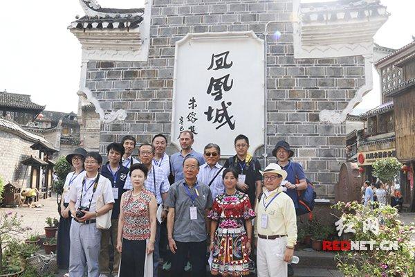 日本新闻文化代表团游凤凰古城，盛赞独特魅力