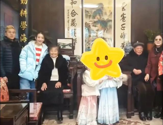 59岁郭富城陪妻子方媛回老家拜年,穿着低调,和长辈唠家常、发红包合影