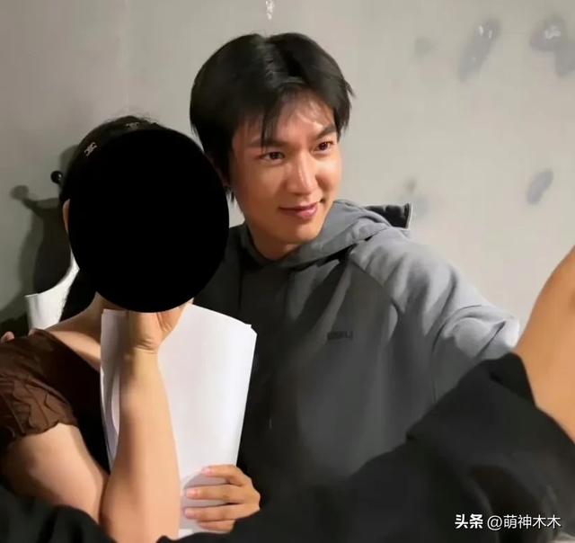 37岁李敏镐在禁烟区吸烟,冲上韩网热搜或被罚款,近照越发浮肿