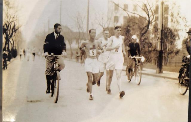 1936年的柏林奥运会上，中国的 “神行太保”与天才运动员欧文斯结为好友