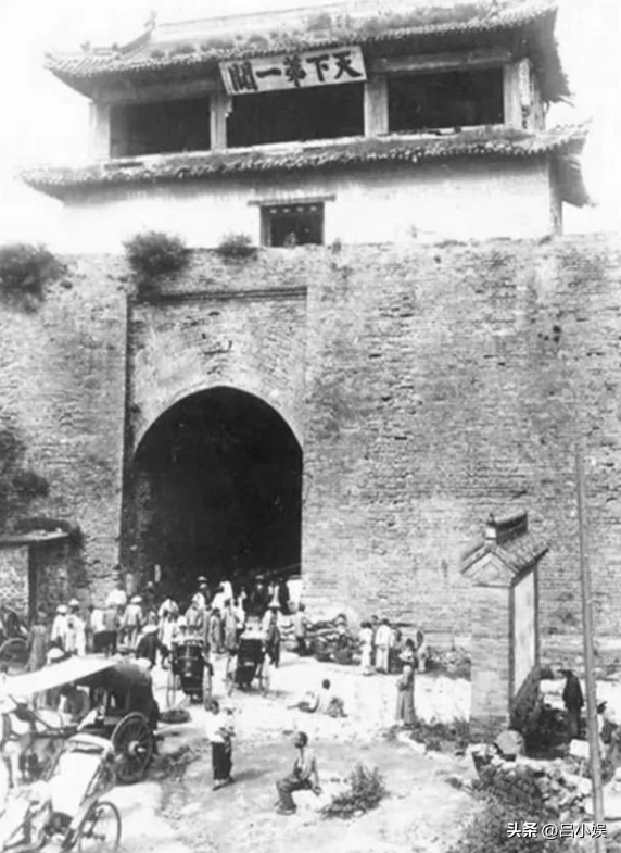 罕见照片：日本女人竟如此开放大胆，女学生脱光衣服全身赤裸上课