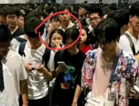 逼急了！男子上海漫展现场脱裤拉稀，多人被喷大便，保安被骂惨