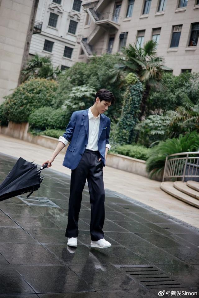 龚俊雨中撑伞氛围感大片 帅气十足