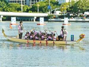 五枚(中央民族大学学子组成北京男女龙舟队 学生军拿下五枚龙舟奖牌)