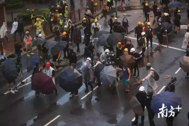 港警鸣枪示警！出动水炮车！直击香港荃湾暴乱
