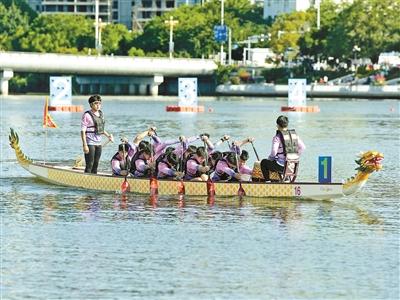 中央民族大学学子组成北京男女龙舟队 学生军拿下五枚龙舟奖牌