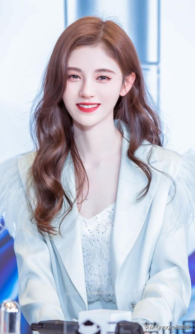 鞠婧祎空降直播间，看到正面照后，这颜值是真实存在的吗？