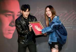 张立昂(台湾省歌手张立昂新歌发片，孙盛希到场送礼，身份有点乱)