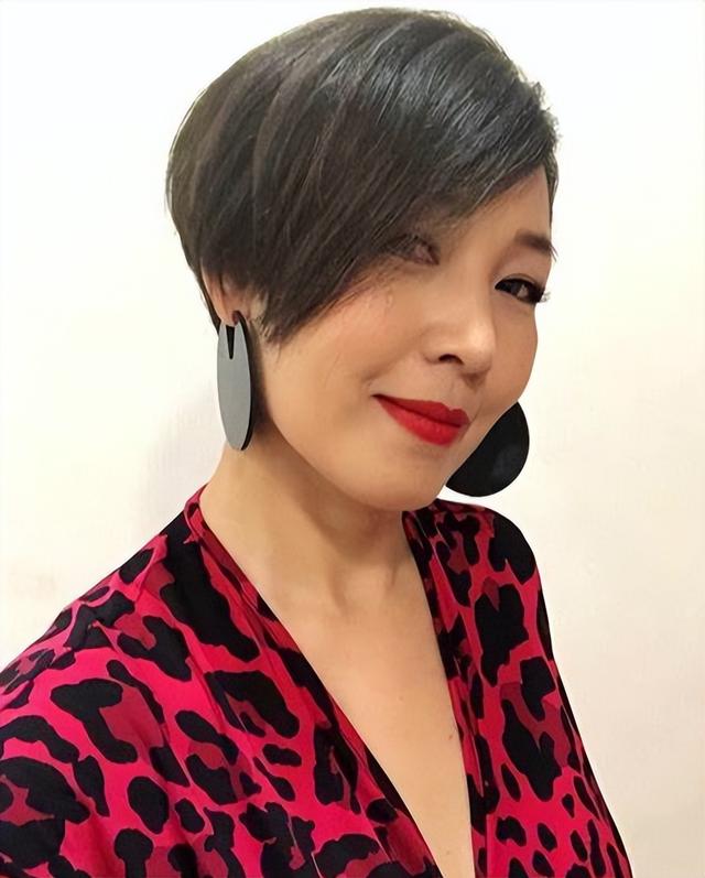 和郑伊健、梁家辉有染,公开承认出轨陈小春的黎芷珊,58岁仍单身