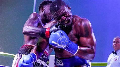 布兰登·摩尔在混乱中击败斯凯勒·拉西