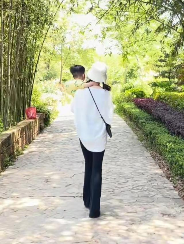 安徽主持人余声晒抱儿子的视频,面带微笑心情好,称自己要更坚强
