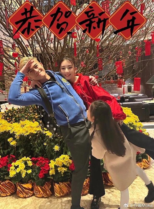 59岁郭富城陪妻子方媛回老家拜年,穿着低调,和长辈唠家常、发红包合影