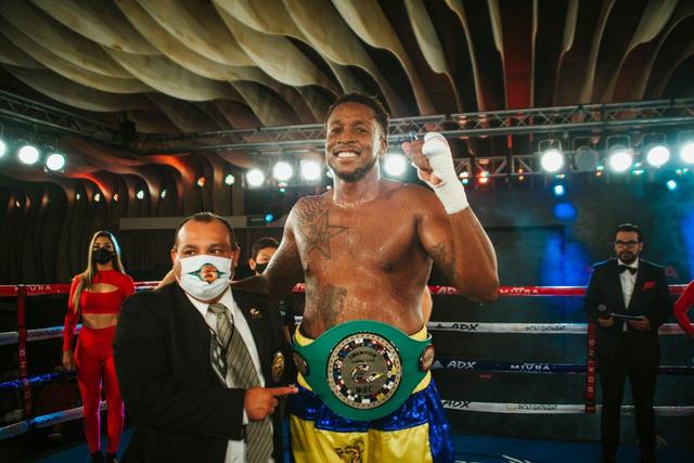 布兰登·摩尔在混乱中击败斯凯勒·拉西