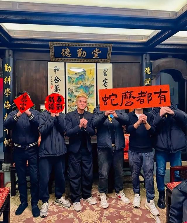 59岁郭富城陪妻子方媛回老家拜年,穿着低调,和长辈唠家常、发红包合影