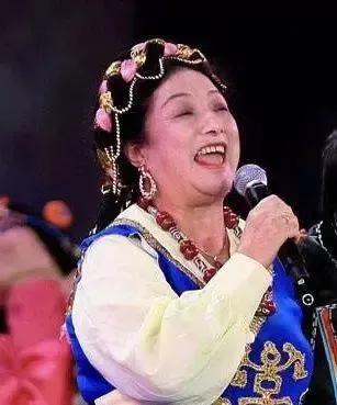 韩红的妈妈是谁(韩红的母亲雍西：女儿52岁仍未婚单身，让她纠结心痛)