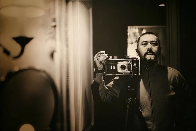 周润发身价229亿,姐姐睡公园不管,其姐曝给兄弟姐妹都买房