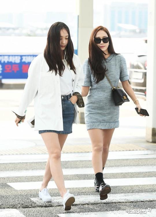 郑秀妍郑秀晶现身机场大走清纯风 飞赴美国拍摄姐妹真人秀