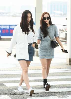 郑秀晶郑秀妍(郑秀妍郑秀晶现身机场大走清纯风 飞赴美国拍摄姐妹真人秀)