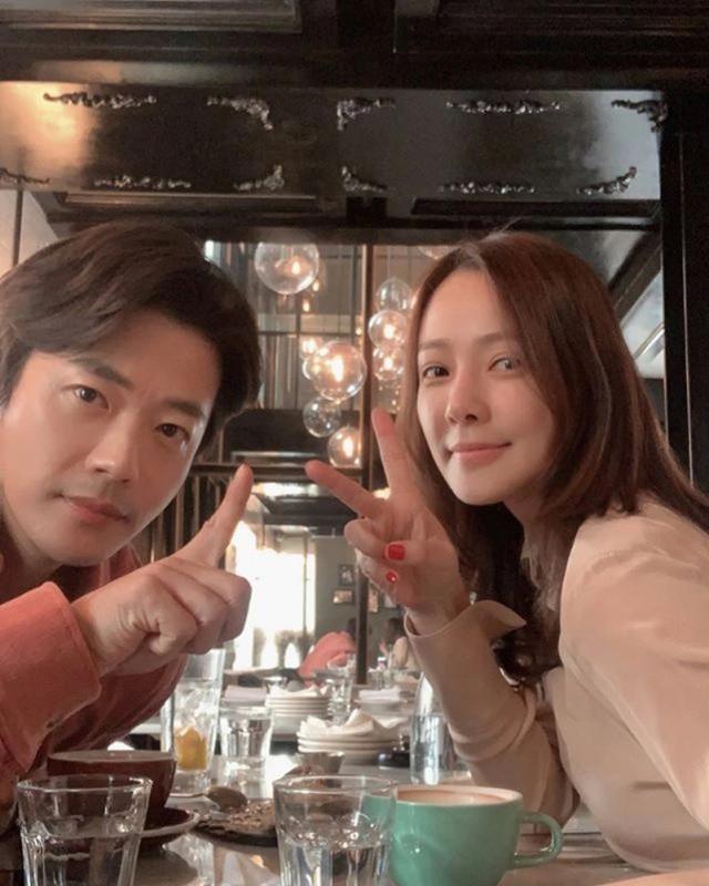 Rain秀恩爱“每天亲吻老婆金泰希”,却被瘦得凹陷的脸抢镜