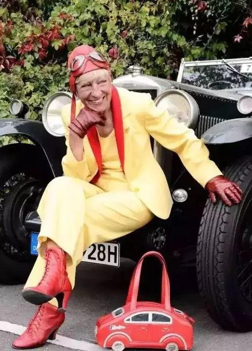 两个中国“神仙奶奶”穿旗袍游巴黎,意外走红网络:老了,也要优雅成一道风景线