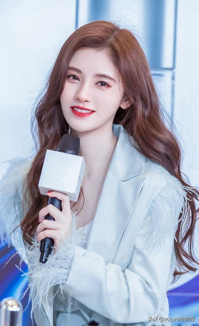 鞠婧祎空降直播间，看到正面照后，这颜值是真实存在的吗？