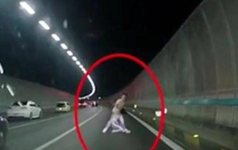刷新三观,男子竟在高速隧道内当众洗脚!网友:活久见