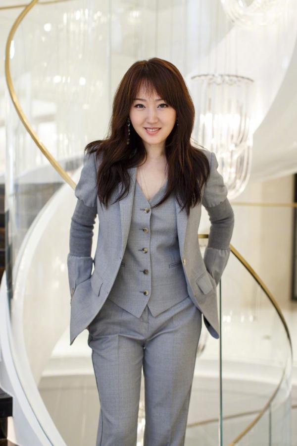 48岁杨钰莹厉害,穿高级灰西装干练又优雅,身高158也能有大气场