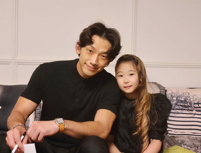 Rain秀恩爱“每天亲吻老婆金泰希”,却被瘦得凹陷的脸抢镜