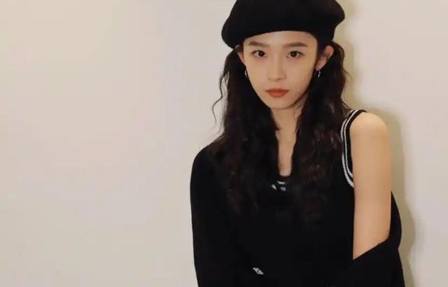 曾参加过快乐女声，与邢昭林火热，小火之后再次出演女主