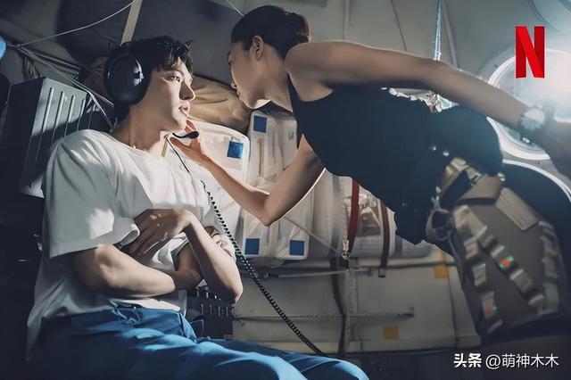 37岁李敏镐在禁烟区吸烟,冲上韩网热搜或被罚款,近照越发浮肿