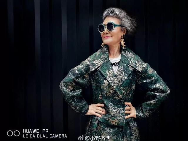 两个中国“神仙奶奶”穿旗袍游巴黎,意外走红网络:老了,也要优雅成一道风景线