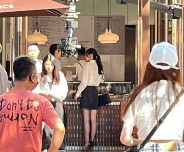 32岁baby生图惊艳,包裹严实难掩好身材,获专人撑伞明星味足